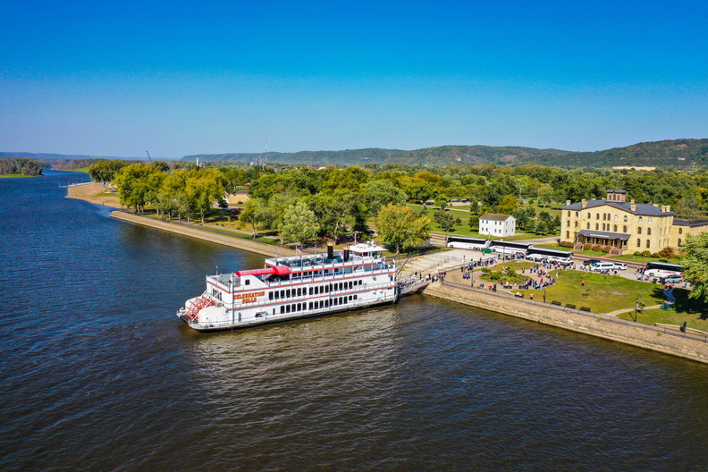 Celebration Belle Fall river boat mississippi island feriole cruise paddle wheel people